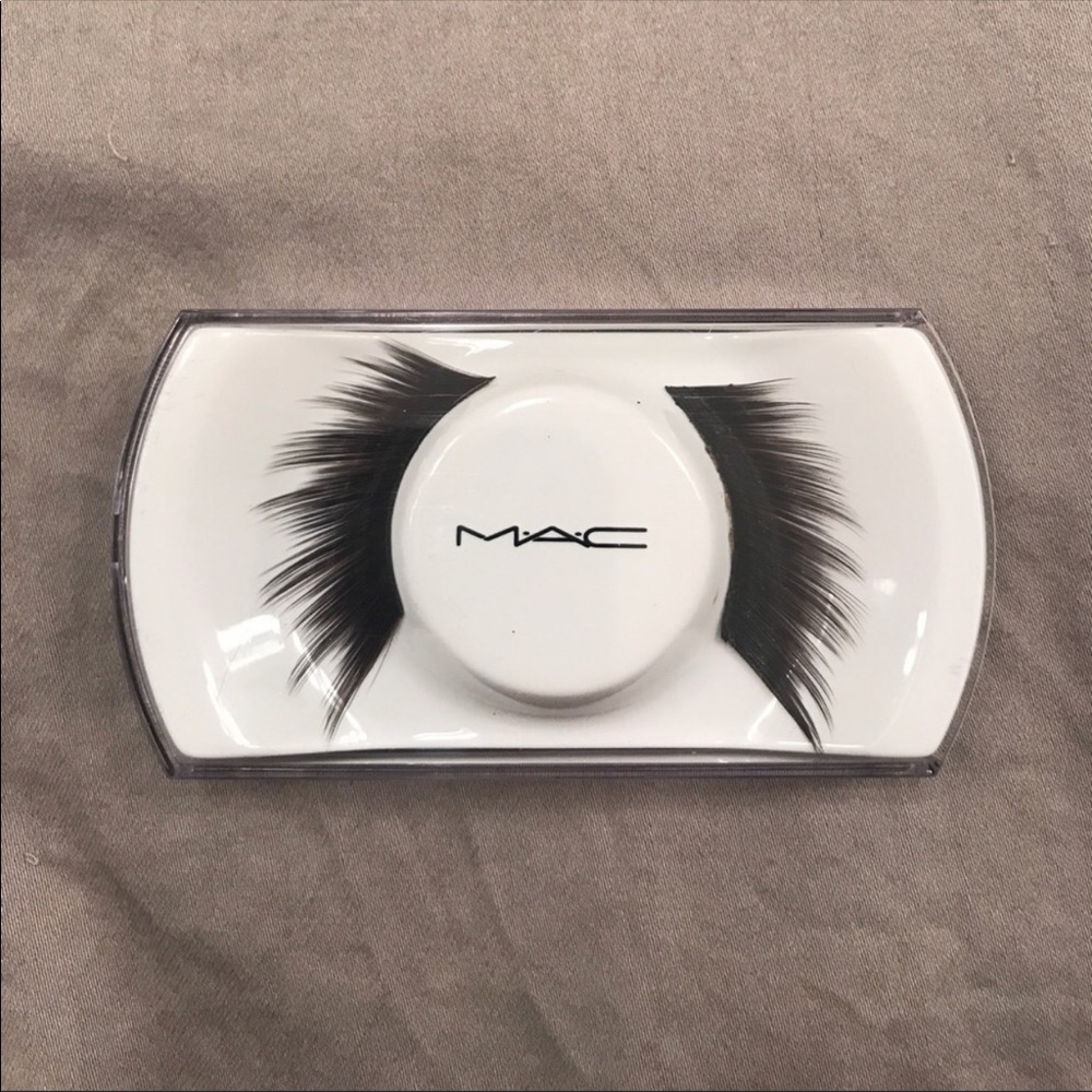 *RePosh* Mac Eyelashes